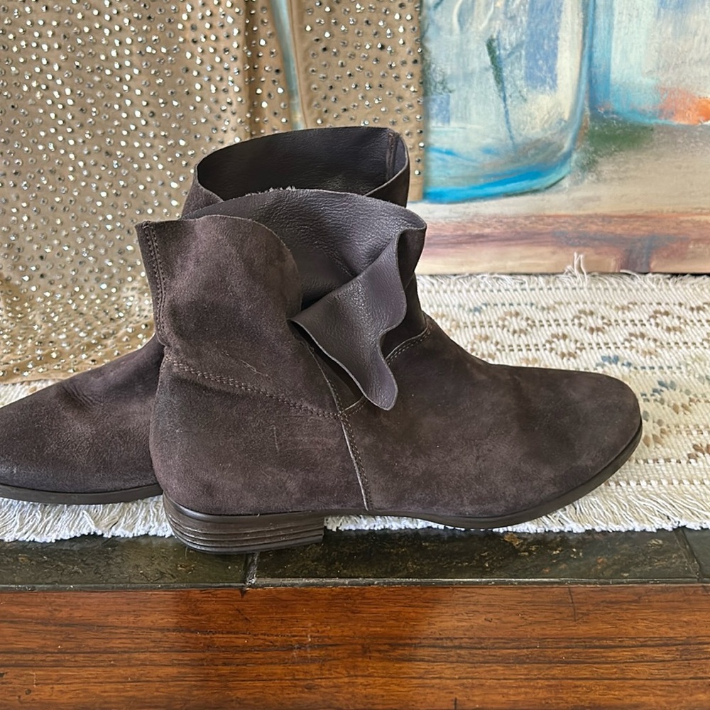 DEE Keller size 37 6 1/2 boot brown suede